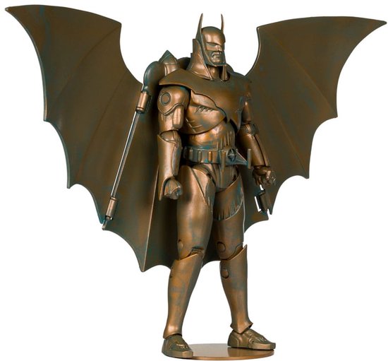 Gouden Batman-actiefiguur met grote vleermuisvleugels, staand.