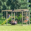 Houten speeltoestel met schuif, schommels, klimnet en monkey bars voor kinderen.