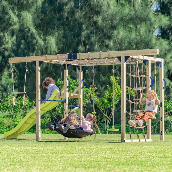 Houten speeltoestel met schuif, schommels, klimnet en monkey bars voor kinderen.