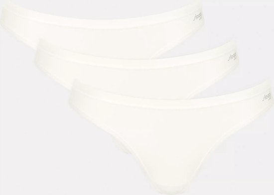 Trois strings blancs sloggi taille basse, avec logo visible au dos.