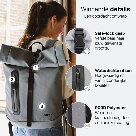Vrouw draagt grijze ONYX rolrugzak, met details van gesp, waterdichte rits en 900D polyester.