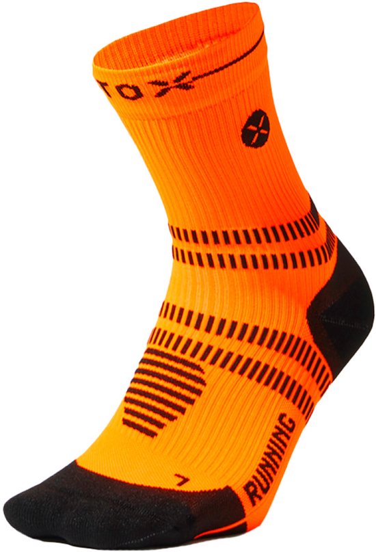 Oranje sportsok met zwarte strepen, logo en het woord "RUNNING" op de enkel.