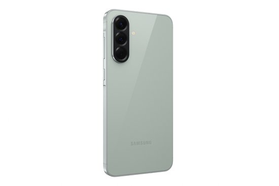 Achterkant van een glanzende, lichtgroene Samsung Galaxy A56 5G met drie camera's.