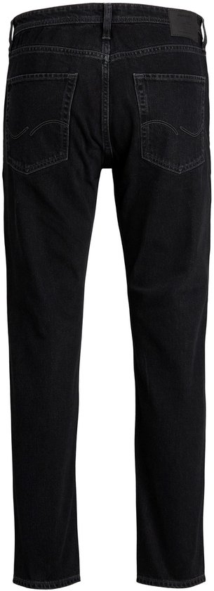 Achterkant van zwarte jeans met logo op de achterzak.