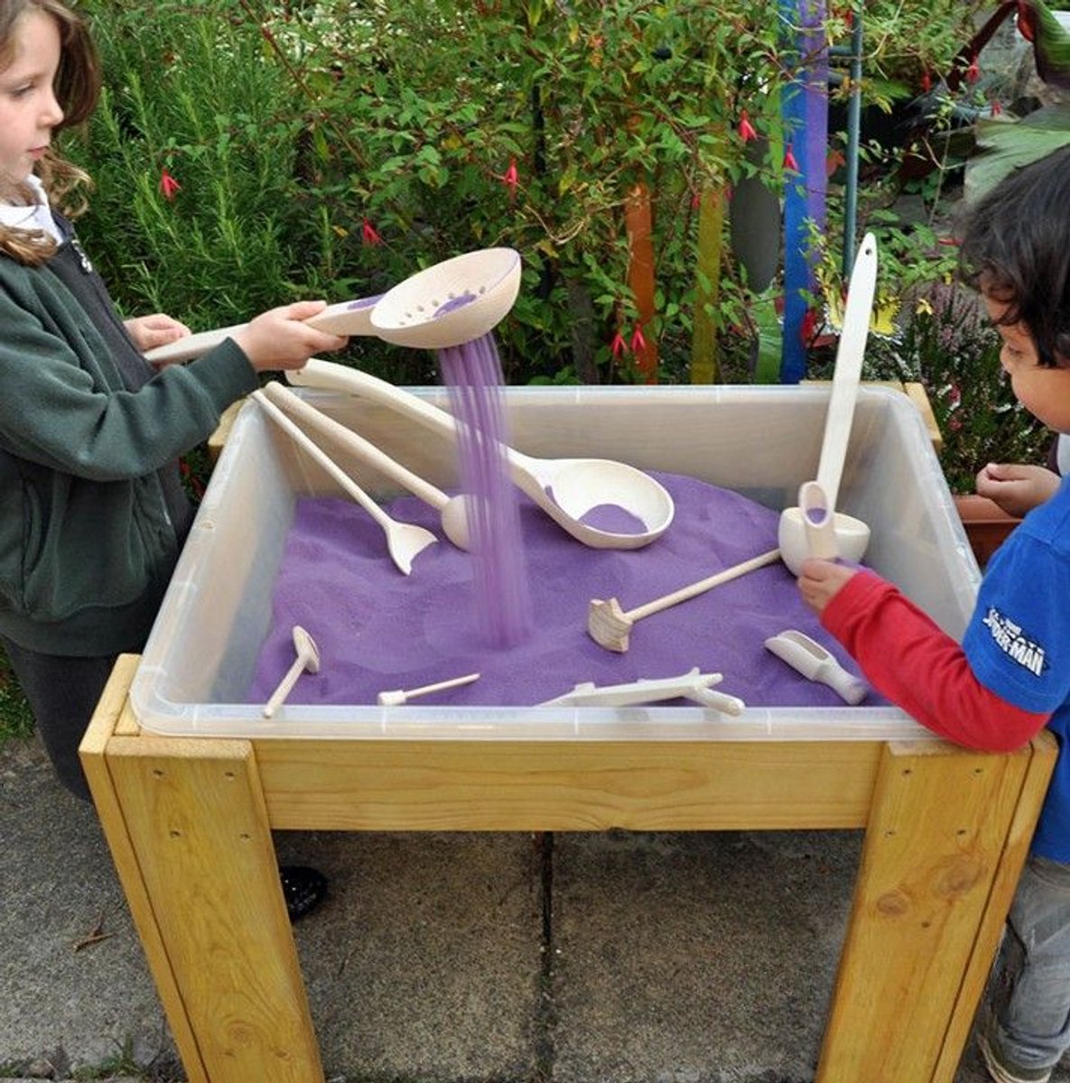Cosy zand en water bak met standaard - speelplezier buiten.