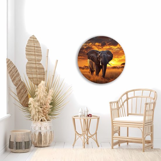 Olifant in de savanne bij zonsondergang, hangend in een woonkamer.