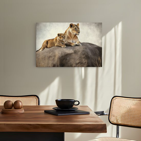 Saammp Canvas Schilderij - Leeuw met welp op steen - Dieren - Natuur - 30x20 - Foto op canvas - Wanddecoratie - Muurdecoratie Woonkamer - Slaapkamer decoratie - Canvas Print