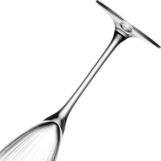 Onderkant van een champagneglas, schuin gefotografeerd, met ronde voet en strakke steel.