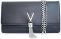 Zwarte Valentino Bags clutch met zilveren V-logo en franjehanger, met zilveren kettingband aan de zijkant.
