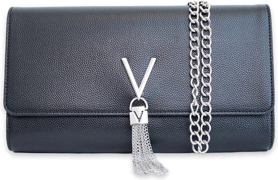 Zwarte Valentino Bags clutch met zilveren V-logo en franjehanger, met zilveren kettingband aan de zijkant.