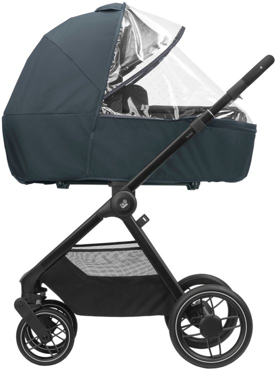 Poussette Maxi-Cosi bleu foncé avec nacelle, capote et housse de pluie.