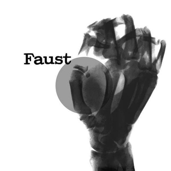 X-ray van een vuist met 'Faust' geschreven ernaast.