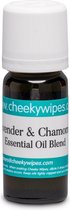 Bruine fles met witte dop. Label met 'Lavender & Chamomile Essential Oil Blend'.