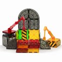 Een constructie van Magna-Tiles met twee hijskranen, wegen, bakstenen en transparante blokken in rood, geel, groen en grijs.