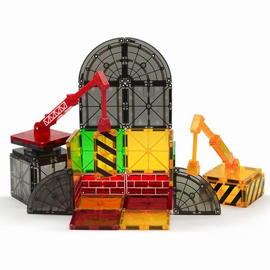 Een constructie van Magna-Tiles met twee hijskranen, wegen, bakstenen en transparante blokken in rood, geel, groen en grijs.