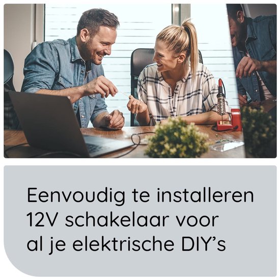 Man en vrouw installeren een 12V schakelaar voor elektrische DIY projecten.