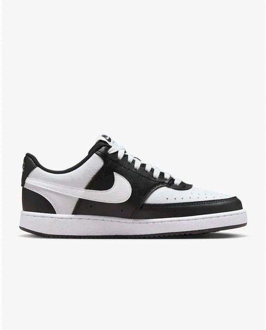 Zijprofiel van een witte en zwarte Nike Court Vision Low sneaker met witte veters en een witte swoosh.