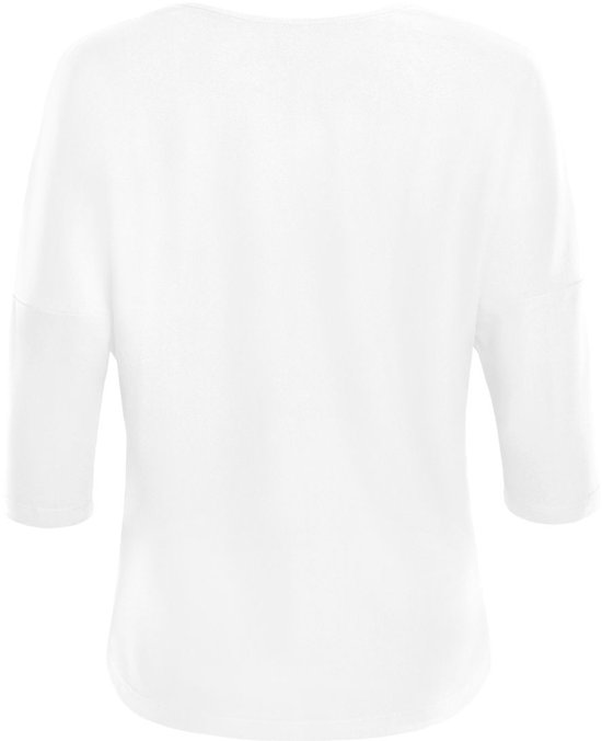 Achterkant van een witte driekwart top.