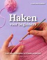 Handen haken met roze garen, met de tekst 'Haken voor beginners'.