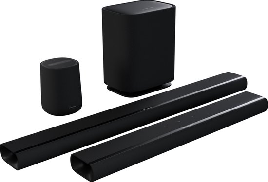 Set van zwarte Harman Kardon speakers en subwoofers, op witte achtergrond.