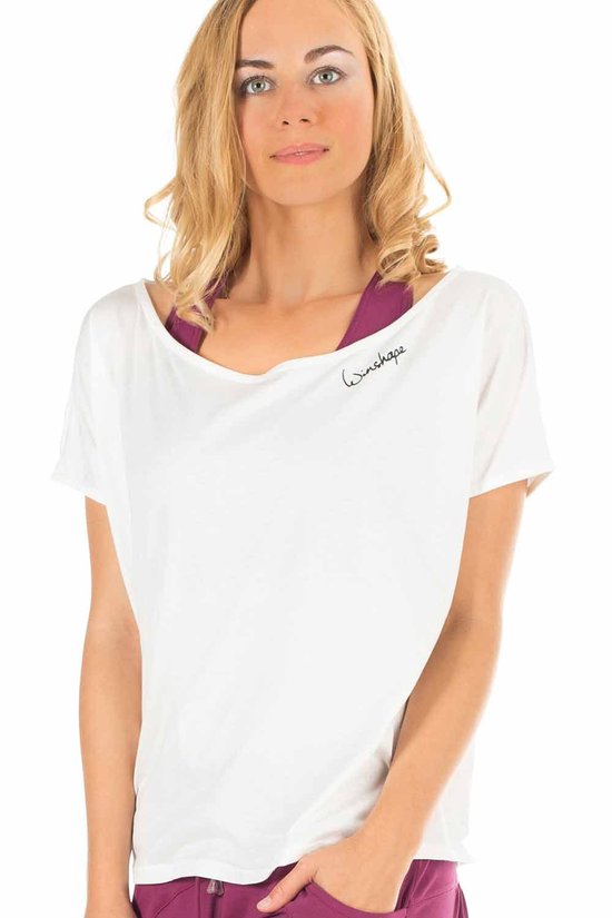 Model in witte off-shoulder top met 'Winshape' logo, paarse sportbeha zichtbaar.