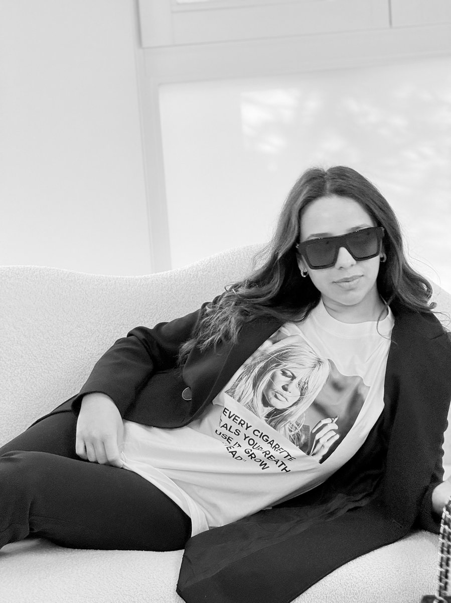 Wit maat S Maak een fashion statement met dit exclusieve T-shirt, voorzien van een stijlvolle Brigitte Bardot-print en de krachtige tekst: "Every cigarette steals your breath." – een subtiele herinnering aan bewust leven en kracht.