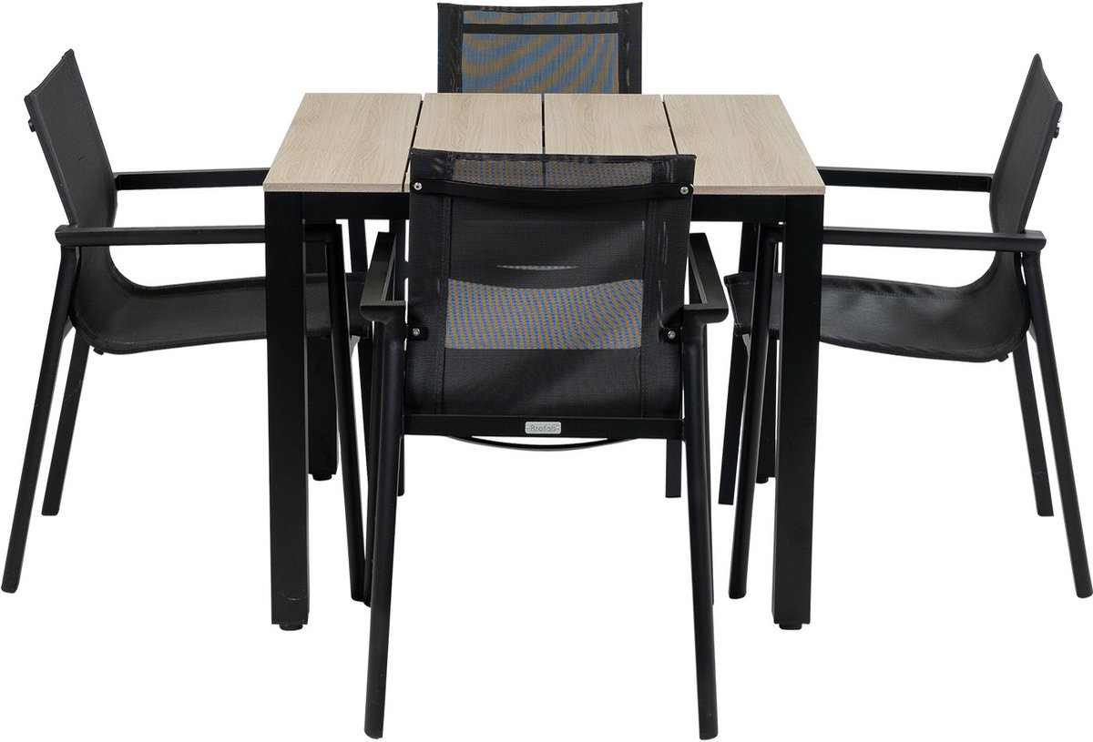 Tuinset met houten tafel en vier stapelbare zwarte stoelen met textielzitjes.