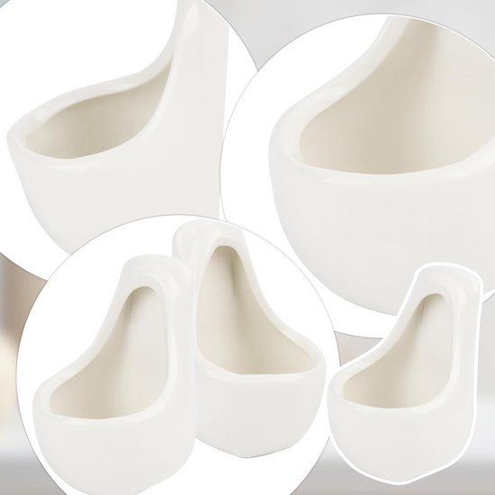 Twee witte keramische urinoir-vormige borrelglaasjes, close-up.