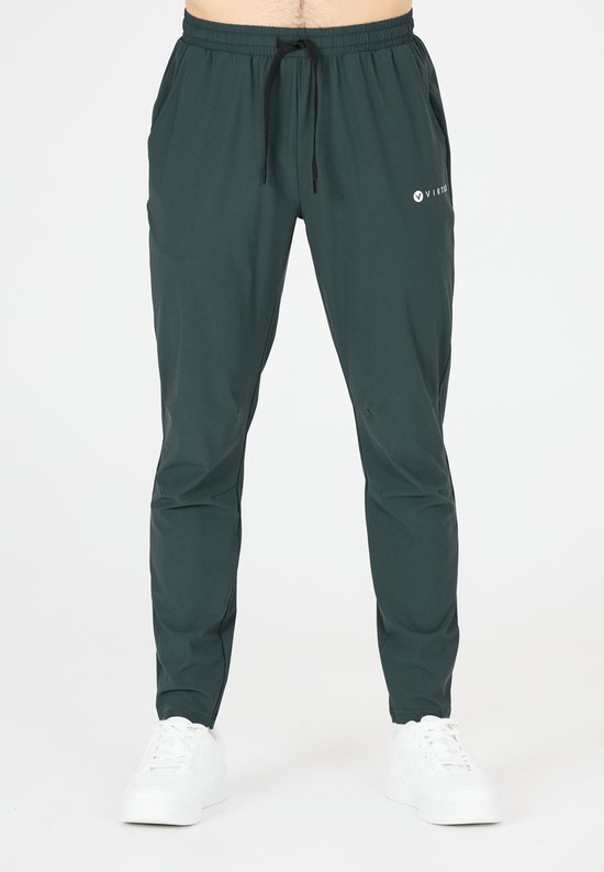 Donkergroene trainingsbroek met trekkoord en wit VIRTUS-logo op de linkerheup, gedragen door een man met witte sneakers.
