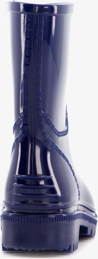 Donkerblauwe regenlaars, achteraanzicht, met gestikte decoratie op de schacht.