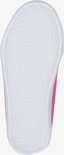 Onderkant roze canvas sneaker met witte zool.
