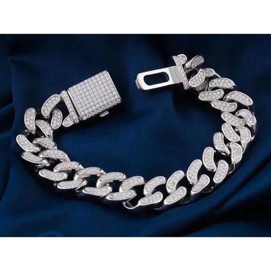 Zilverkleurige gourmette schakelarmband met zirkonia's op een donkerblauwe zijden stof, met open sluiting.