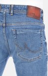 Detail van de achterkant van een blauwe jeans met een bruin leren LTB label.