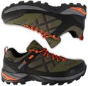 Deux chaussures de randonnée vertes et noires avec des lacets orange. Une vue de dessus, une de côté.