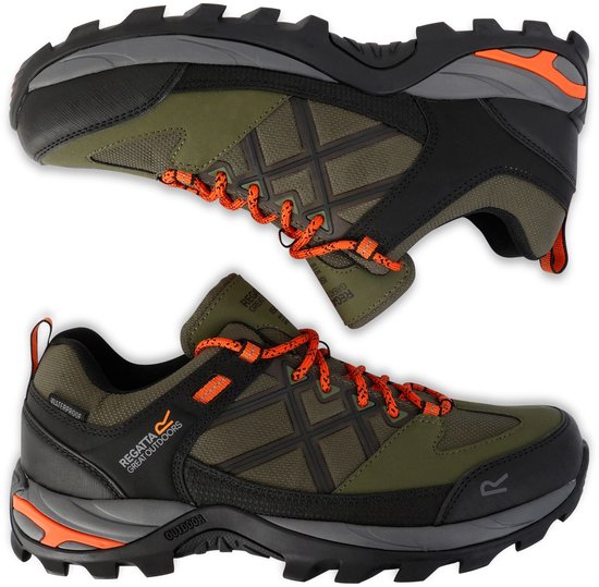 Deux chaussures de randonnée vertes et noires avec des lacets orange. Une vue de dessus, une de côté.