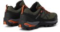 Arrière de chaussures de randonnée vertes et noires avec des accents orange et des boucles. Imperméable.