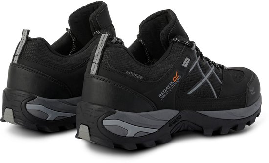 Zwarte wandelschoenen met grijze accenten, waterdicht en ademend, met oranje Regatta logo op de zijkant.