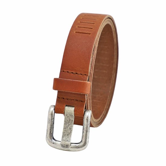 Cognackleurige leren riem met geperforeerde gleufjes, lus en zilverkleurige gesp.