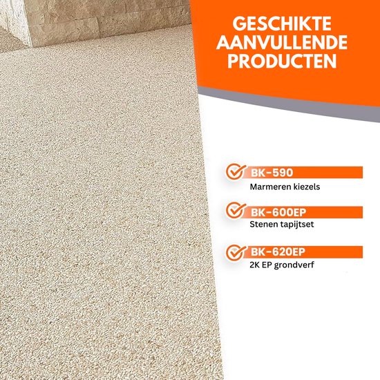 Textuur van een lichtgekleurde kiezelsteentapijt vloer met labels BK-590, BK-600EP, BK-620EP.