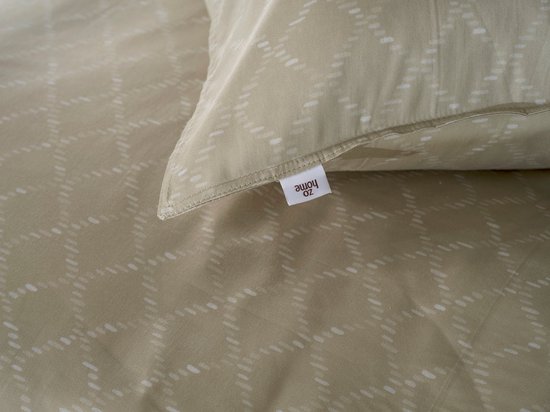 Beige kussensloop met een subtiel geometrisch patroon en een "zo home" label.