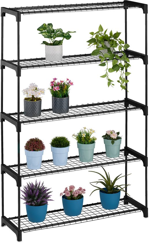 Zwart metalen plantenrek met vijf etages, gevuld met diverse potplanten in gekleurde potten.