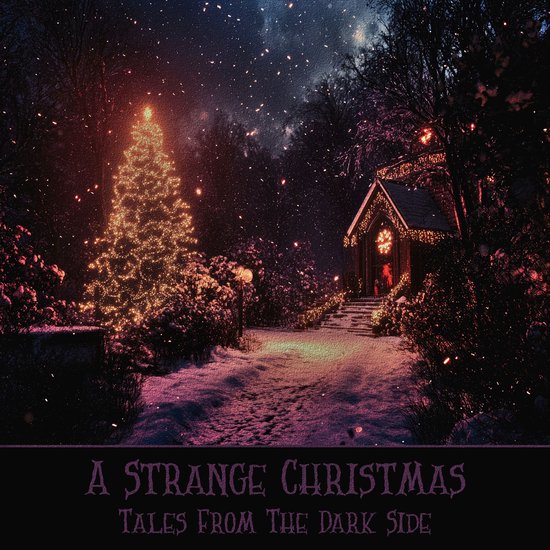 Besneeuwd bos bij een verlichte kerstboom en huis met tekst: A Strange Christmas, Tales from the Dark Side.