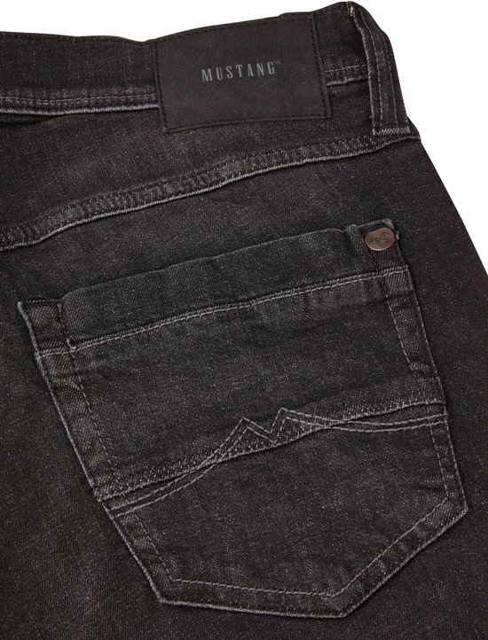 Donkergrijze denim jeans, detail van de achterzak met logo patch van Mustang.