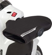 Zwarte Tucano Urbano handmoffen met reflecterende streep en logo, bevestigd aan een scooter stuur.