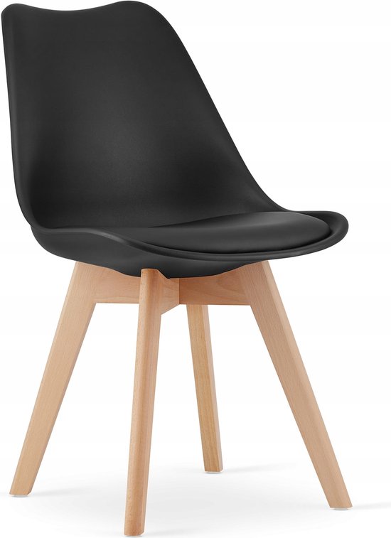 Zwarte stoel met houten poten, op de voorkant staand.
