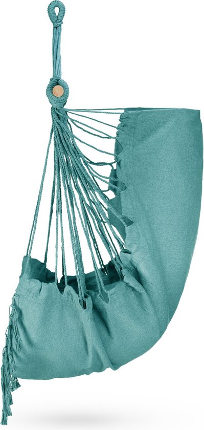 Turquoise hangstoel met lange franjes en houten spreidstok, hangend met een decoratieve knoop.