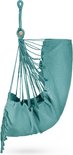 Turquoise hangstoel met lange franjes en houten spreidstok, hangend met een decoratieve knoop.