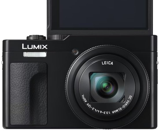 Zwarte Panasonic Lumix compactcamera met Leica-lens en een kantelbaar scherm.