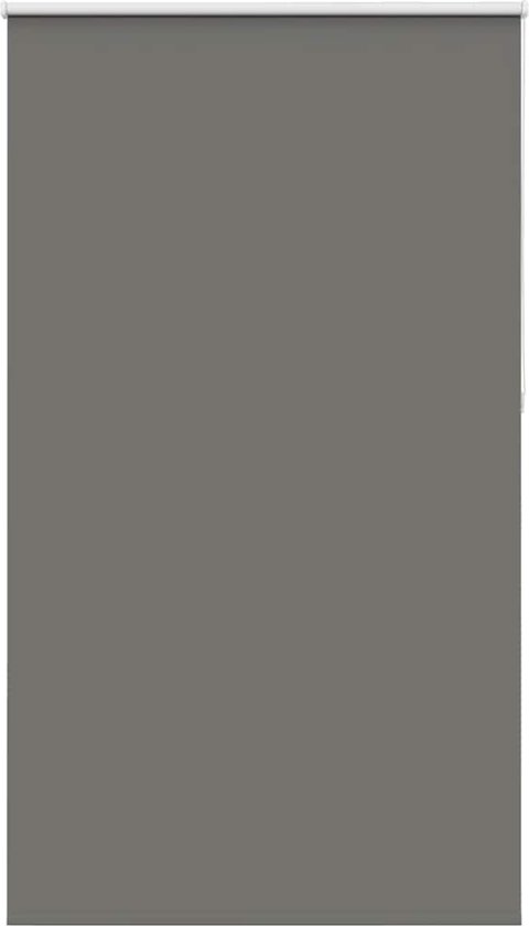 Store enrouleur occultant gris, debout.