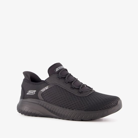 Zwarte slip-ins sneaker van Skechers met veters en mesh bovenwerk, schuin van voren gezien.